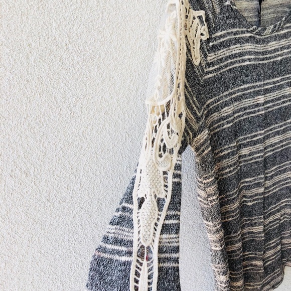 🌍 Lord&taylor gray embroidered sleeves top NWT M - Picture 2 of 4